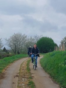 Dviračiais po žydinčius sodus