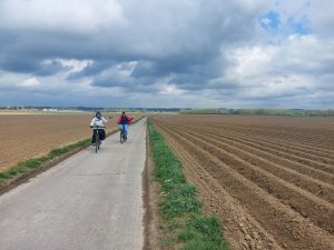 Dviračiais po žydinčius sodus